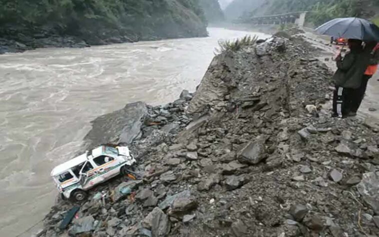 Heavy Rain: सड़क से लुढ़क कर नदी किनारे गिरी एम्बुलेंस! आज चार जिलों में भारी बारिश का रेड अलर्ट Heavy Rain: सड़क से लुढ़क कर नदी किनारे गिरी एम्बुलेंस! आज चार जिलों में भारी बारिश का रेड अलर्ट