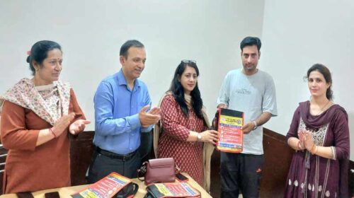 Himachal News: कार-बिन बना HIV, नशामुक्ति और स्वच्छता के संदेश का सारथी! देशभर में मॉडल बनी यह रणनीति Himachal News: कार-बिन बना HIV, नशामुक्ति और स्वच्छता के संदेश का सारथी! देशभर में मॉडल बनी यह रणनीति