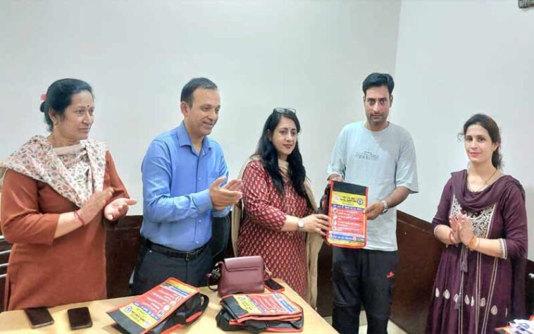 Himachal News: कार-बिन बना HIV, नशामुक्ति और स्वच्छता के संदेश का सारथी! देशभर में मॉडल बनी यह रणनीति Himachal News: कार-बिन बना HIV, नशामुक्ति और स्वच्छता के संदेश का सारथी! देशभर में मॉडल बनी यह रणनीति