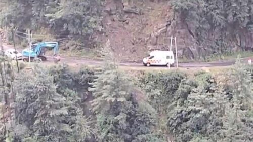 हिमाचल में बड़ा हादसा: गहरी खाई में लुढ़की सेब सीजन से लौट रहे लोगों की कार! तीन की मौत, दो घायल हिमाचल में बड़ा हादसा: गहरी खाई में लुढ़की सेब सीजन से लौट रहे लोगों की कार! तीन की मौत, दो घायल