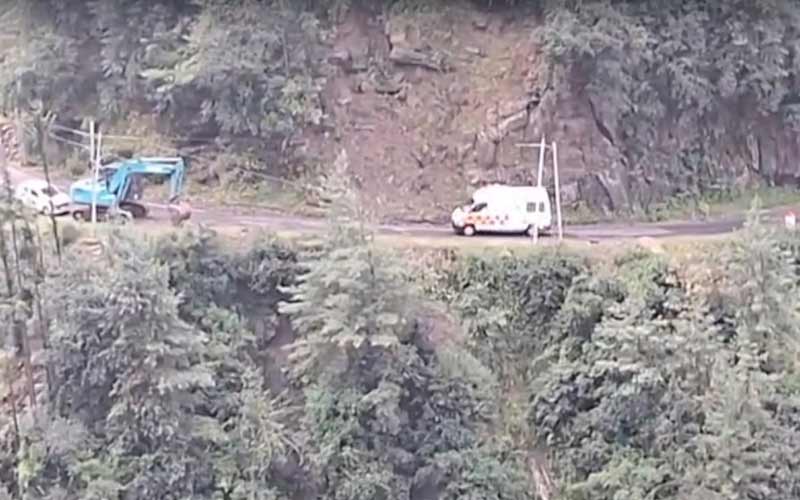 हिमाचल में बड़ा हादसा: गहरी खाई में लुढ़की सेब सीजन से लौट रहे लोगों की कार! तीन की मौत, दो घायल