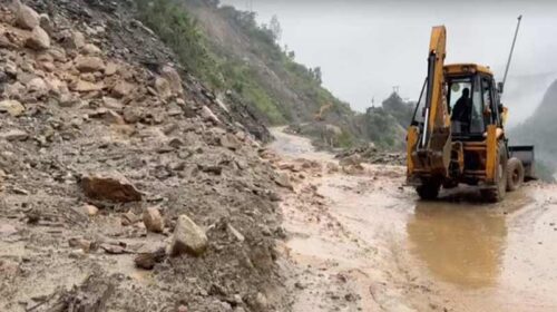 Himachal News Update: चंडीगढ़-मनाली फोरलेन फिर बंद! जगह-जगह हुआ लैंडस्लाइड, वाहनों की कतारे लगी Himachal News Update: चंडीगढ़-मनाली फोरलेन फिर बंद! जगह-जगह हुआ लैंडस्लाइड, वाहनों की कतारे लगी