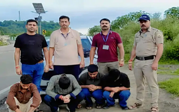 Himachal Crime News: पंजाब नंबर की गाड़ी से चरस की बड़ी खेप बरामद! चार तस्कर काबू Himachal Crime News: पंजाब नंबर की गाड़ी से चरस की बड़ी खेप बरामद! चार तस्कर काबू