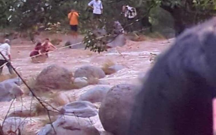 Himachal News Alert: उफनती खड्ड में मवेशियों समेत फंसा दंपत्ति! रेस्क्यू ऑपरेशन चलाकर निकाला सुरक्षित Himachal News Alert: उफनती खड्ड में मवेशियों समेत फंसा दंपत्ति! रेस्क्यू ऑपरेशन चलाकर निकाला सुरक्षित