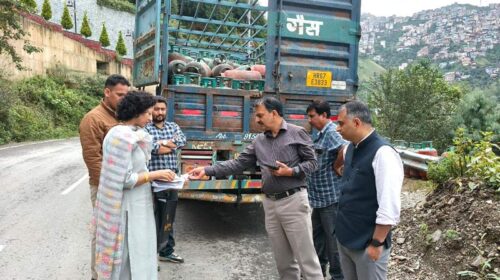 HP News: अवैध सिलेंडर की आपूर्ति पर कसा शिकंजा! निरीक्षण के दौरान 3 वाहन सहित 372 अवैध सिलेंडर जब्त HP News: अवैध सिलेंडर की आपूर्ति पर कसा शिकंजा! निरीक्षण के दौरान 3 वाहन सहित 372 अवैध सिलेंडर जब्त