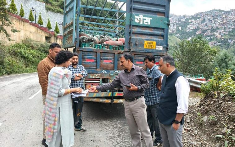 HP News: अवैध सिलेंडर की आपूर्ति पर कसा शिकंजा! निरीक्षण के दौरान 3 वाहन सहित 372 अवैध सिलेंडर जब्त