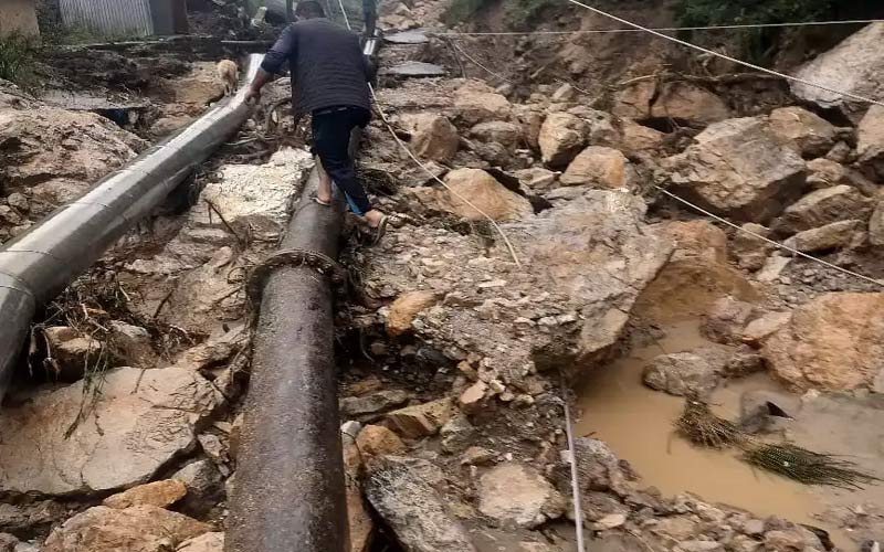 Himachal Latest News: जिला में प्रभावित 506 में से 432 पेयजल योजनाएं बहाल! दिन-रात बहाली कार्यों में जुटा विभाग..
