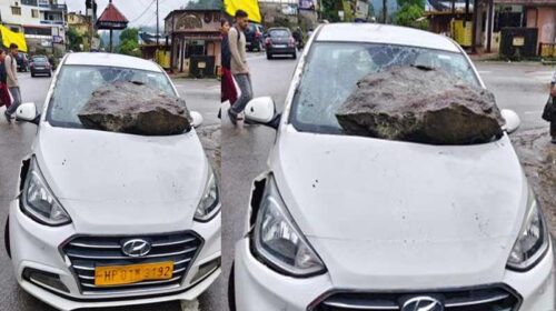 Himachal News Alert: पहाड़ी दरकने से चलती गाड़ी और टैक्सी पर गिरा पत्थर! बाल-बाल बची जान