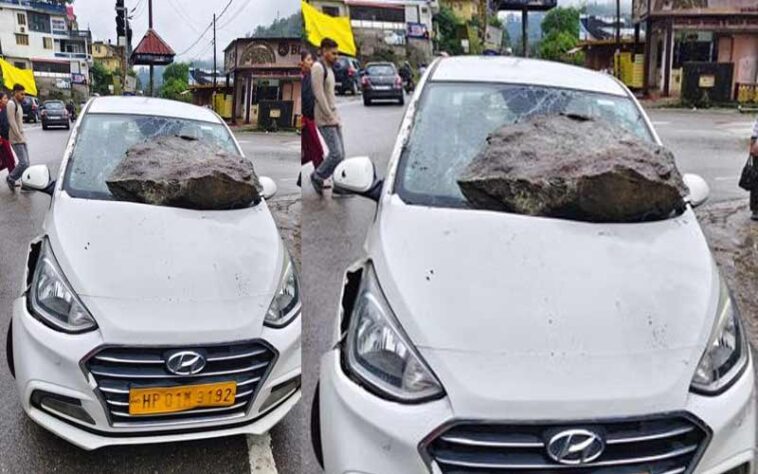 Himachal News Alert: पहाड़ी दरकने से चलती गाड़ी और टैक्सी पर गिरा पत्थर! बाल-बाल बची जान
