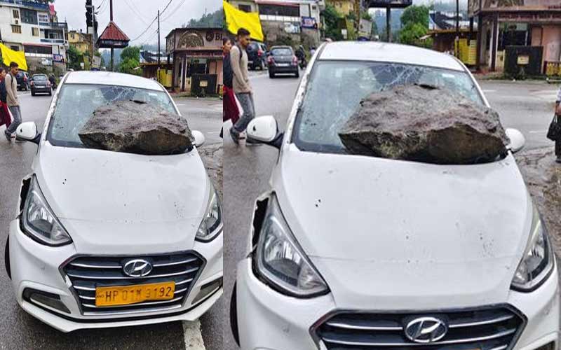Himachal News Alert: पहाड़ी दरकने से चलती गाड़ी और टैक्सी पर गिरा पत्थर! बाल-बाल बची जान