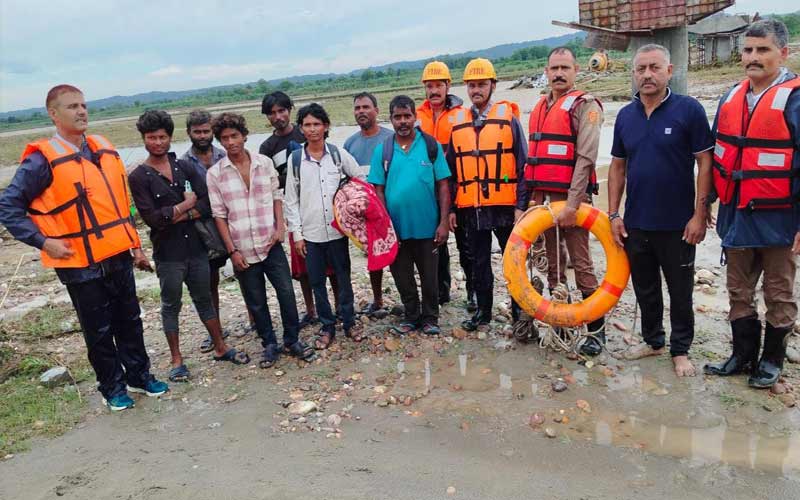 HP News: मूसलाधार बारिश के चलते सभी विभाग अलर्ट मोड पर! राहत-बचाव व बहाली कार्यों में युद्धस्तर पर जुटा प्रशासन