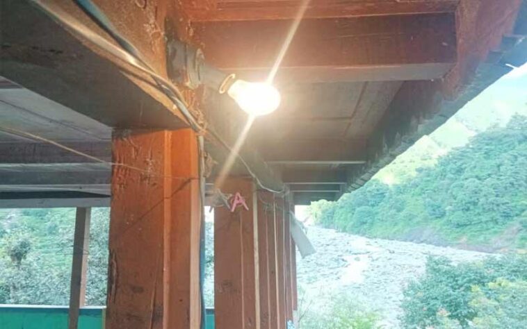 HP News: सराज के सभी गांवों में बिजली बहाल! हर घर तक पहुंचा पानी, 3.68 करोड़ की राहत राशि सीधे खातों में HP News: सराज के सभी गांवों में बिजली बहाल! हर घर तक पहुंचा पानी, 3.68 करोड़ की राहत राशि सीधे खातों में