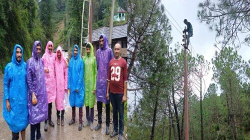 Himachal News Update: आपदा प्रभावित क्षेत्रों में दिन-रात जुटे बिजली कर्मचारी! बारिश में भी बिना रुके कर रहे काम Himachal News Update: आपदा प्रभावित क्षेत्रों में दिन-रात जुटे बिजली कर्मचारी! बारिश में भी बिना रुके कर रहे काम