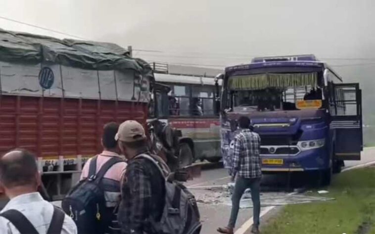 Sirmour News: नाहन-कुमारहट्टी एनएच पर बस और ट्रक के बीच ज़बरदस्त भिड़ंत! पांच महिलाओं सहित 6 लोग जख्मी