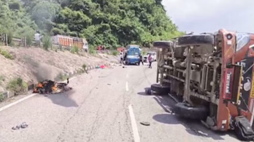 हिमाचल में बड़ा हादसा: पहले टेंपो और स्कूटी की टक्कर फिर लगी आग! दो की मौत हिमाचल में बड़ा हादसा: पहले टेंपो और स्कूटी की टक्कर फिर लगी आग! दो की मौत