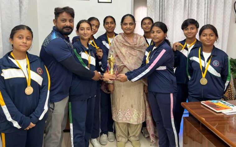 Paonta Sahib : क्लस्टर-16 वॉलीबॉल टूर्नामेंट में गुरु नानक मिशन स्कूल की बेटियों की धमाकेदार जीत, रचा नया इतिहास