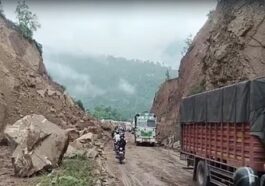 Landslide In Himachal: हिमाचल में लैंडस्लाइड से सैंकड़ों सड़कें बंद! चंडीगढ़-मनाली NH पर थमा ट्रैफिक