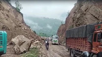 Landslide In Himachal: हिमाचल में लैंडस्लाइड से सैंकड़ों सड़कें बंद! चंडीगढ़-मनाली NH पर थमा ट्रैफिक
