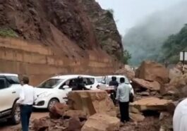 Himachal Latest News: चंडीगढ़-मनाली फोरलेन पर लैंडस्लाइड की चपेट में आई गाडी! चालक घायल