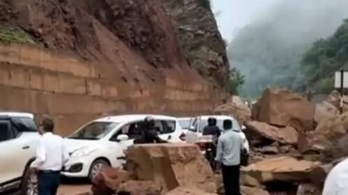 Himachal Latest News: चंडीगढ़-मनाली फोरलेन पर लैंडस्लाइड की चपेट में आई गाडी! चालक घायल