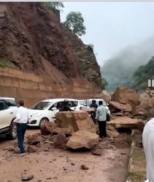 Himachal Latest News: चंडीगढ़-मनाली फोरलेन पर लैंडस्लाइड की चपेट में आई गाडी! चालक घायल