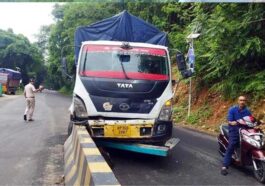 Accident In Himachal: बेसहारा गोवंश को बचाने के चक्कर में डिवाइडर से टकराया ट्रक! चालक घायल