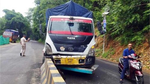 Accident In Himachal: बेसहारा गोवंश को बचाने के चक्कर में डिवाइडर से टकराया ट्रक! चालक घायल