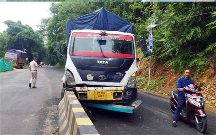 Accident In Himachal: बेसहारा गोवंश को बचाने के चक्कर में डिवाइडर से टकराया ट्रक! चालक घायल Accident In Himachal: बेसहारा गोवंश को बचाने के चक्कर में डिवाइडर से टकराया ट्रक! चालक घायल