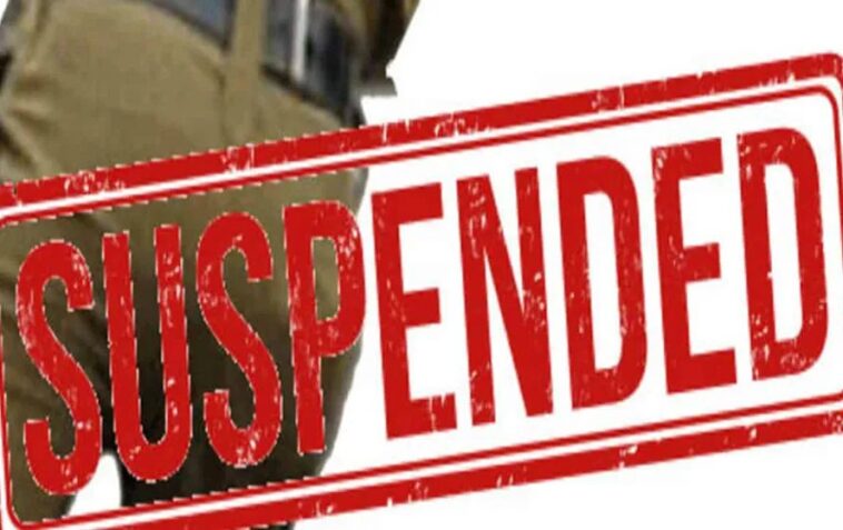 Himachal News Alert: हिमाचल पुलिस के चार जवानों को वर्दी पहन कर शराब खरीदना पड़ा भारी! एसपी ने किया सस्पेंड Himachal News Alert: हिमाचल पुलिस के चार जवानों को वर्दी पहन कर शराब खरीदना पड़ा भारी! एसपी ने किया सस्पेंड