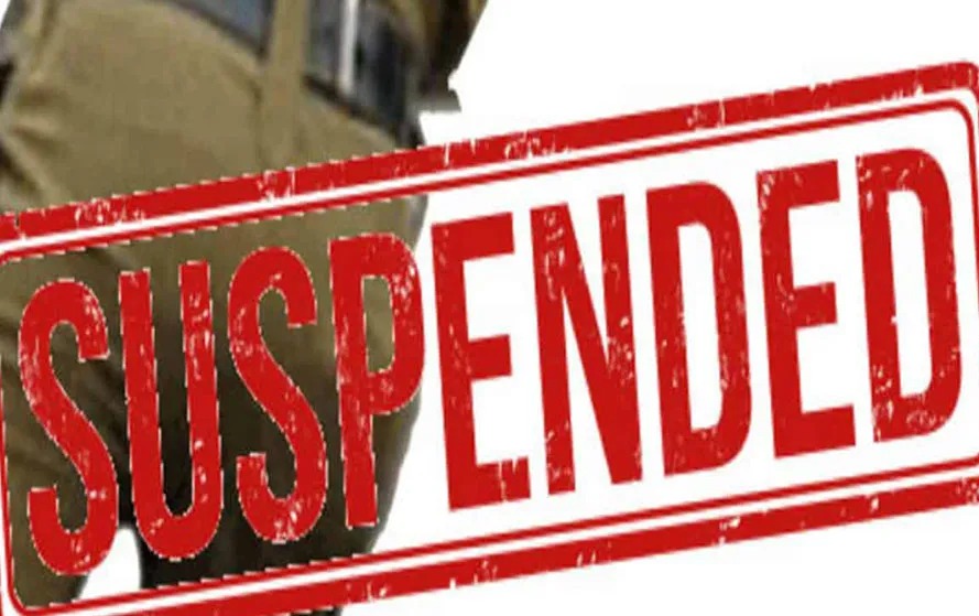 Himachal News Alert: हिमाचल पुलिस के चार जवानों को वर्दी पहन कर शराब खरीदना पड़ा भारी! एसपी ने किया सस्पेंड