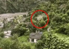 Himachal Latest News: भारी बारिश के बाद पहाड़ी से गिरी बड़ी चट्टान! दो घर पूरी तरह तबाह