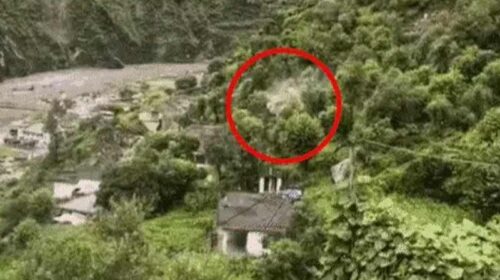Himachal Latest News: भारी बारिश के बाद पहाड़ी से गिरी बड़ी चट्टान! दो घर पूरी तरह तबाह Himachal Latest News: भारी बारिश के बाद पहाड़ी से गिरी बड़ी चट्टान! दो घर पूरी तरह तबाह