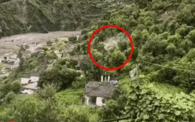 Himachal Latest News: भारी बारिश के बाद पहाड़ी से गिरी बड़ी चट्टान! दो घर पूरी तरह तबाह Himachal Latest News: भारी बारिश के बाद पहाड़ी से गिरी बड़ी चट्टान! दो घर पूरी तरह तबाह