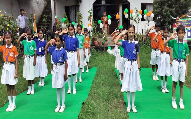 Paonta Sahib: इंडियन पब्लिक स्कूल में स्वतंत्रता दिवस की धूम! बच्चों में दिखा भारी उत्साह