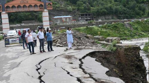 Himachal News: भूतनाथ पुल से आवाजाही बंद करने के निर्देश! डीसी ने बादल फटने व बारिश से हुए नुकसान का लिया जायजा Himachal News: भूतनाथ पुल से आवाजाही बंद करने के निर्देश! डीसी ने बादल फटने व बारिश से हुए नुकसान का लिया जायजा