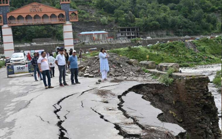 Himachal News: भूतनाथ पुल से आवाजाही बंद करने के निर्देश! डीसी ने बादल फटने व बारिश से हुए नुकसान का लिया जायजा Himachal News: भूतनाथ पुल से आवाजाही बंद करने के निर्देश! डीसी ने बादल फटने व बारिश से हुए नुकसान का लिया जायजा