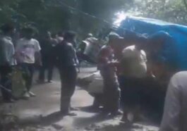 Himachal News Update: सब्जी लेकर जा रही पिकअप पर भूस्खलन! सड़क से बाहर निकली, लोगों ने रस्सियों से खींच कर निकाली