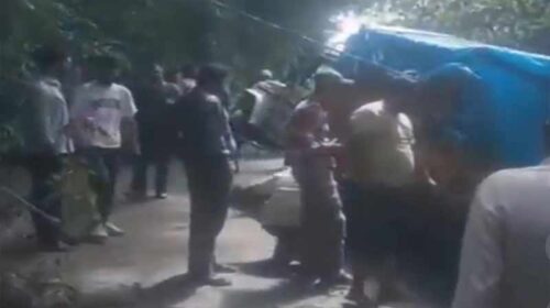 Himachal News Update: सब्जी लेकर जा रही पिकअप पर भूस्खलन! सड़क से बाहर निकली, लोगों ने रस्सियों से खींच कर निकाली