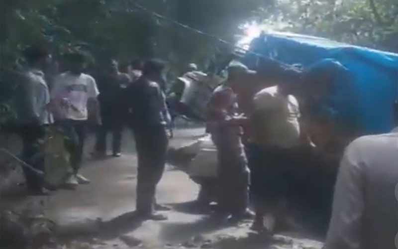 Himachal News Update: सब्जी लेकर जा रही पिकअप पर भूस्खलन! सड़क से बाहर निकली, लोगों ने रस्सियों से खींच कर निकाली