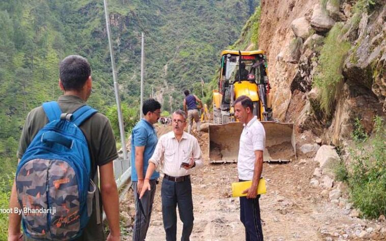 Himachal News Update: मंडी से कुल्लू राष्ट्रीय राजमार्ग बहाल! वाहनों को सुरक्षित निकाला Himachal News Update: मंडी से कुल्लू राष्ट्रीय राजमार्ग बहाल! वाहनों को सुरक्षित निकाला