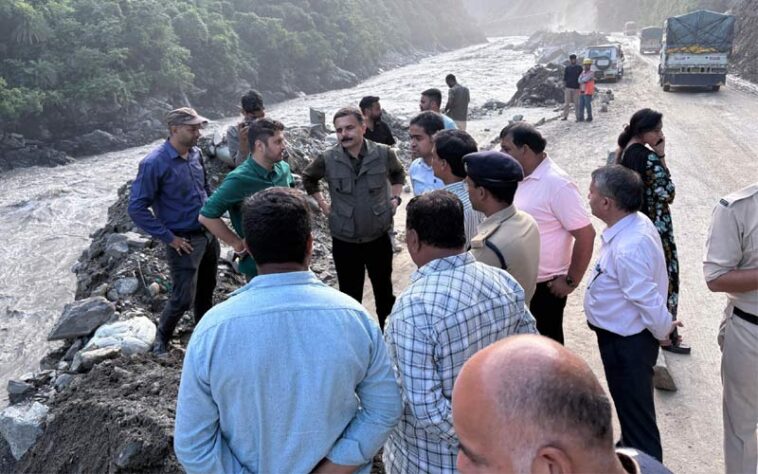 Himachal Latest News: मंडी से कुल्लू एनएच-03 पर वाहनों की आवाजाही शुरू! वाया कमांद भी भेजे जा रहे छोटे वाहन