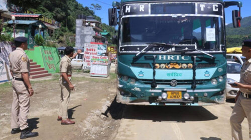 Himachal News: मंडी से मनाली फोरलेन पर वन-वे ट्रैफिक बहाल! रात से जाम में फंसे रहे लोग Himachal News: मंडी से मनाली फोरलेन पर वन-वे ट्रैफिक बहाल! रात से जाम में फंसे रहे लोग