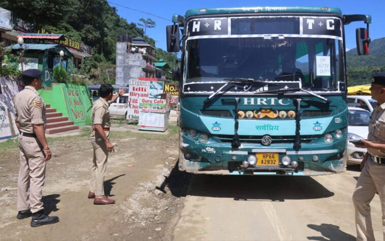 Himachal News: मंडी से मनाली फोरलेन पर वन-वे ट्रैफिक बहाल! रात से जाम में फंसे रहे लोग Himachal News: मंडी से मनाली फोरलेन पर वन-वे ट्रैफिक बहाल! रात से जाम में फंसे रहे लोग