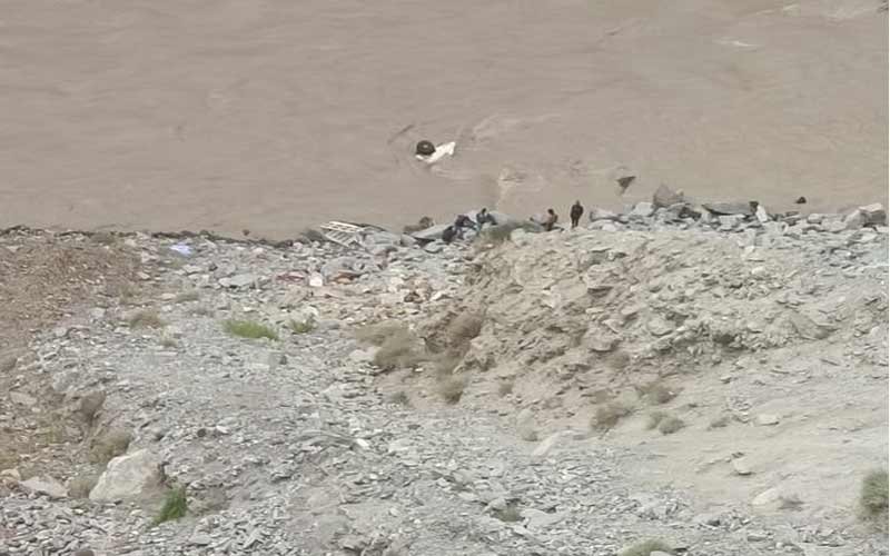 Accident In Himachal: सड़क से लुढ़क कर सतलुज नदी में गिरी पिकअप! चालक लापता
