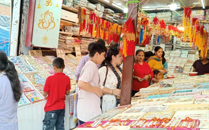 Paonta Sahib: रक्षाबंधन पर पांवटा बाजार में राखियों की धूम! बच्चों को पसंद आ रही कार्टून राखियां
