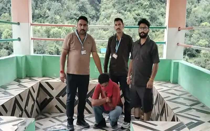 Himachal Crime News: पुलिस को देखकर घबराया तस्कर! टीम ने पकड़ कर ली तलाशी, बरामद हुआ नशीला पदार्थ