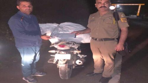 Paonta Sahib: पांवटा में पुलिस को देखकर भागा तस्कर! बाइक में बंधी बोरी से मिले 24.645 किलोग्राम डोडे