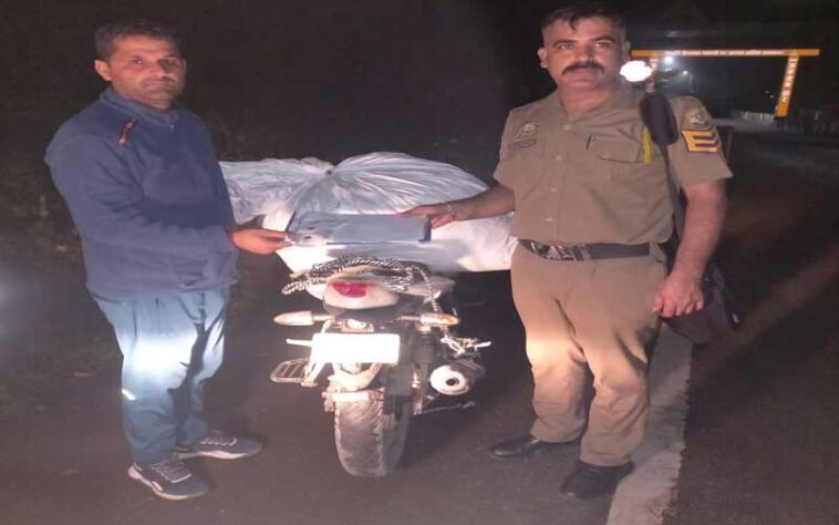 Paonta Sahib: पांवटा में पुलिस को देखकर भागा तस्कर! बाइक में बंधी बोरी से मिले 24.645 किलोग्राम डोडे Paonta Sahib: पांवटा में पुलिस को देखकर भागा तस्कर! बाइक में बंधी बोरी से मिले 24.645 किलोग्राम डोडे