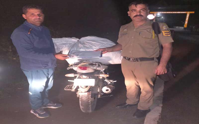 Paonta Sahib: पांवटा में पुलिस को देखकर भागा तस्कर! बाइक में बंधी बोरी से मिले 24.645 किलोग्राम डोडे