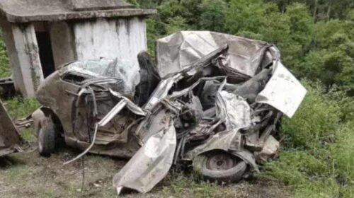Accident In Himachal: चलती गाड़ी पर पहाड़ी से गिरा पत्थर! फिर खाई में गिरी कार, एक की मौत तो दो घायल Accident In Himachal: चलती गाड़ी पर पहाड़ी से गिरा पत्थर! फिर खाई में गिरी कार, एक की मौत तो दो घायल